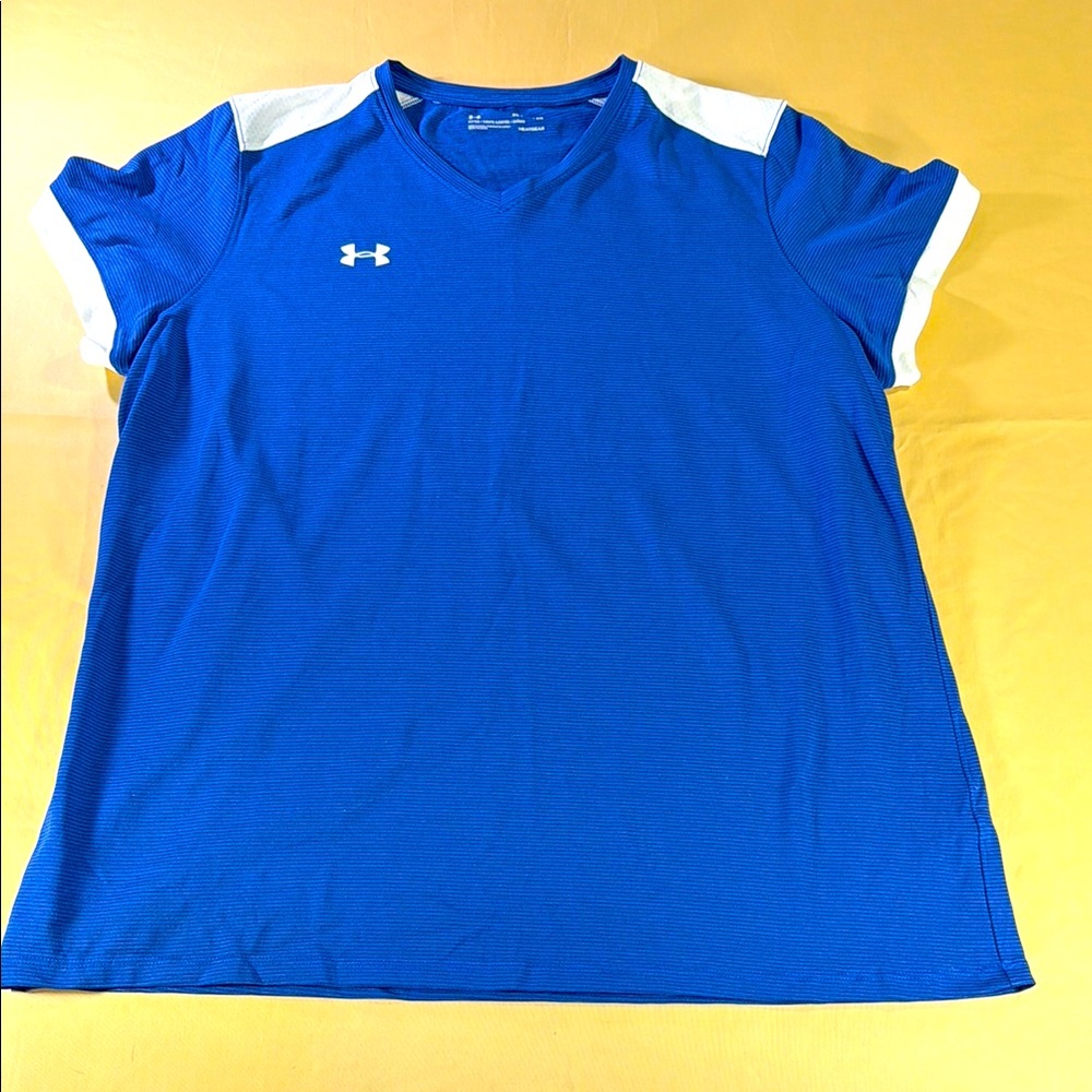 Under Armour women’s heat gear fitted V-neck size extra large shirt